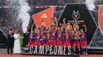 Para pemain Barcelona mengangkat trofi juara Piala Super Spanyol 2026 setelah mengalahkan Real Madrid dengan skor 3-2 dalam laga final yang berlangsung di King Abdullah Stadium, Jeddah, Arab Saudi, Minggu (11/01/2026) waktu setempat. (AP Photo/Altaf Qadri)