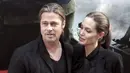 Namun hal ini ditolak Brad Pitt lantaran ia tidak ingin Jolie mengatur keuangan anak-anaknya. Sumber pun mengatakan bahwa akhirnya Pitt tidak memberikannya  kepada Jolie. (AFP/Bintang.com)