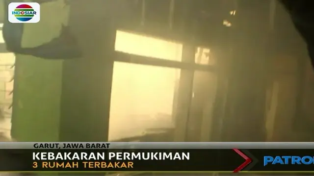 Tiga rumah di Kecamatan Tarogong Kabupaten Garut Jawa Barat ludes terbakar. Petugas sempat kesulitan mengakses lokasi kebakaran.