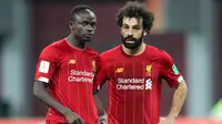 Pasangan Mohamed Salah dan Sadio Mane merupakan duet yang berhasil mengantarkan Liverpool menyabet gelar Liga Inggris musim 2019/2020. Mereka berhasil menjadi penyerang yang tajam dengan torehan 30 gol untuk The Reds pada musim tersebut. (Foto: AFP/Karim Jaafar)