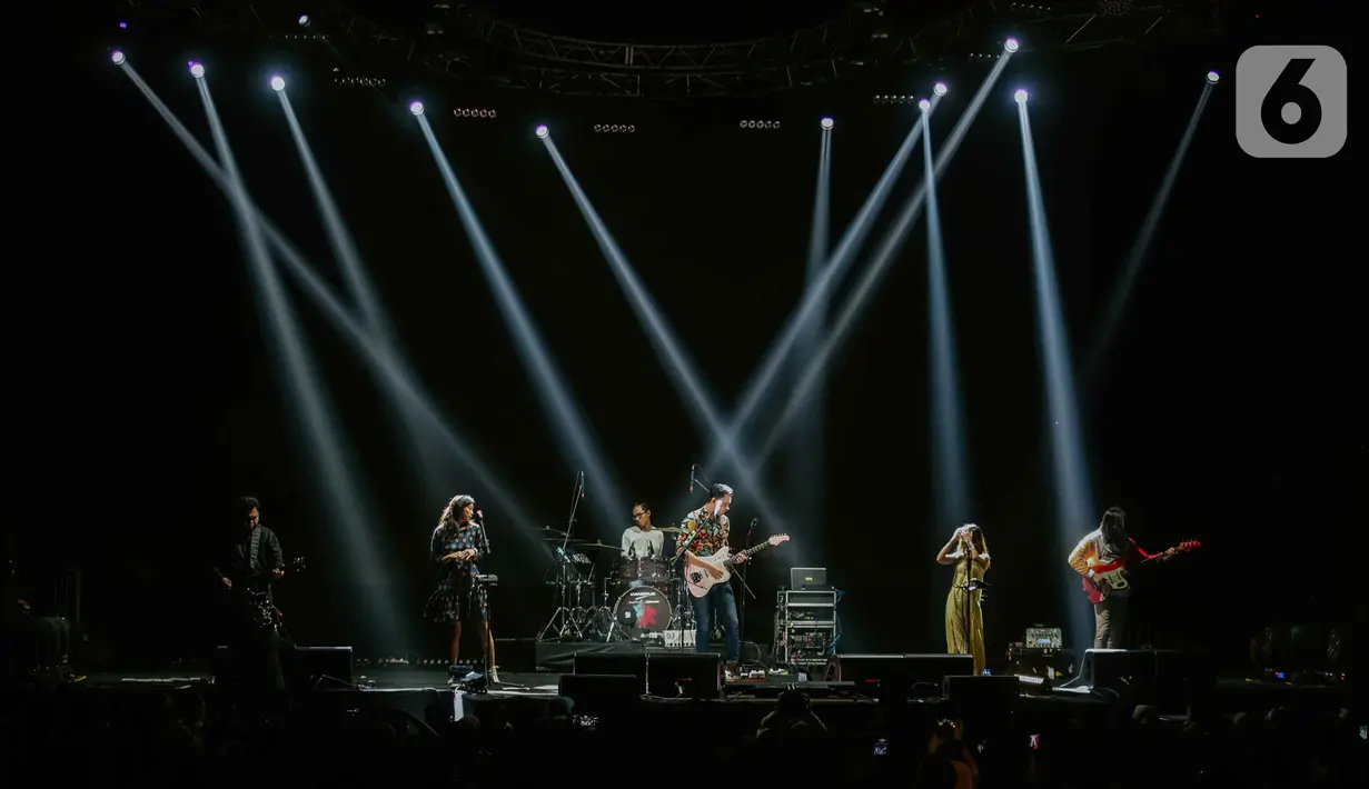 Band Barasuara tampil menghibur penonton pada Tamagochill festival yang bertajuk it’s time to go chill di Tennis Indoor Senayan, Jakarta, Jumat (22/11/2019). Dalam penampilannya mereka membawakan sejumlah lagu tenarnya seperti Sendu Melagu, Mengunci Ingatan, dan Bahas Bahasa. (Liputan6.com/Faizal F
