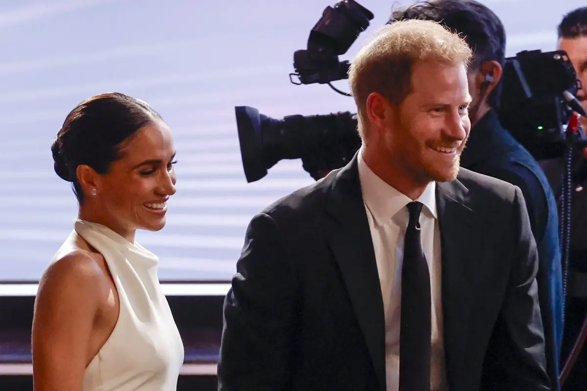 Meghan Markle mencuri perhatian dengan gaun halter neck yang mirip dipakai saat pernikahan dengan Pangeran Harry
