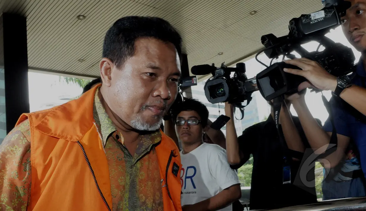 Bupati Lombok Barat nonaktif, Zaini Arony menjalani pemeriksaan di gedung KPK, Jakarta, Rabu (15/4/2015). Zaini merupakan tersangka kasus dugaan pemerasan terkait permohonan izin pengembangan kawasan wisata di daerahnya. (Liputan6.com/Andrian M Tunay)