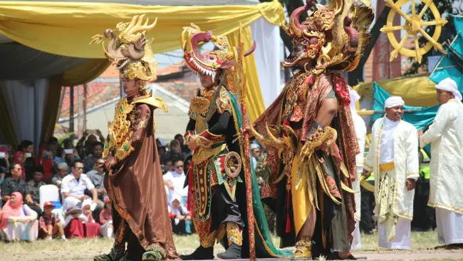 Pertunjukan tari dan musik bertajuk Gending Paksi Naga Liman di sela pembukaan Festival Keraton Nusantara (FKN) XI tahun 2017 di Cirebon. (Liputan6.com/Panji Prayitno)