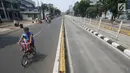 Pengendara sepeda melintasi area Car free day (CFD) di Jalan Warung Jati Barat, Jakarta Selatan, Minggu (17/9). Car free day (CFD) kembali digelar untuk yang kedua kalinya di kawasan Mampang Prapatan hingga Pejaten. (Liputan6.com/Immanuel Antonius)