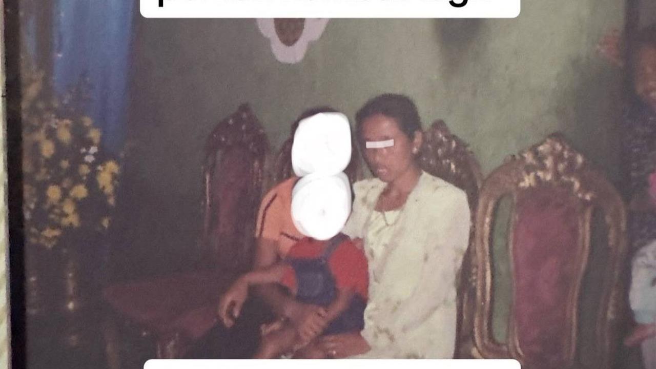 Kebohongan pertama yang ditulisnya adalah mengenai sang ayah. "Saat usiaku 6 tahun aku bertanya ke mana ayah? kau bilang pergi mengaji tapi kenapa ayah tak pernah kembali?," tulisnya.<br>