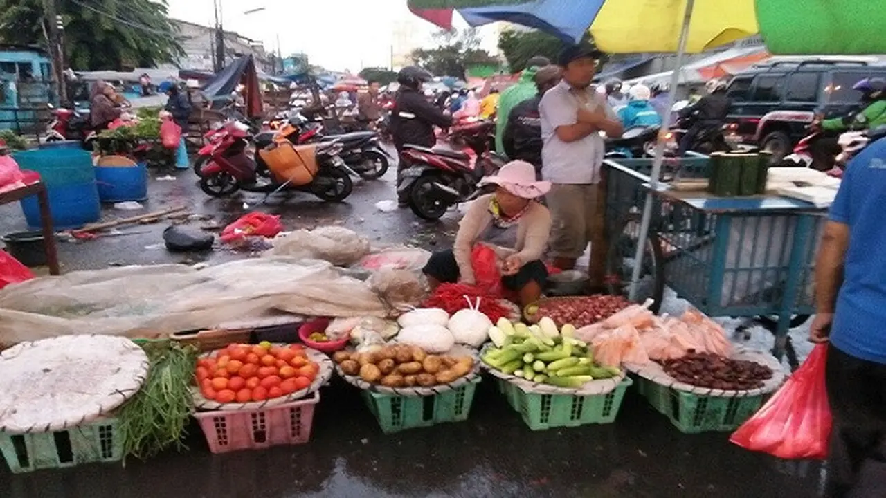 Pedagang sayur Malinda (45) tengah menjajakan dagangannya di Pasar Pondok Gede, Bekasi Jakarta Timur. (Liputan6.com/Bawono)