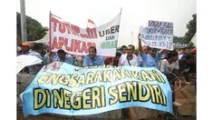 Ribuan supir taksi, bajaj, dan angkutan umum demonstrasi di depan Balai Kota, Jakarta. Mereka protes karena merasa mata pencahariannya dirampas dengan keberadaan transportasi berbasis online.