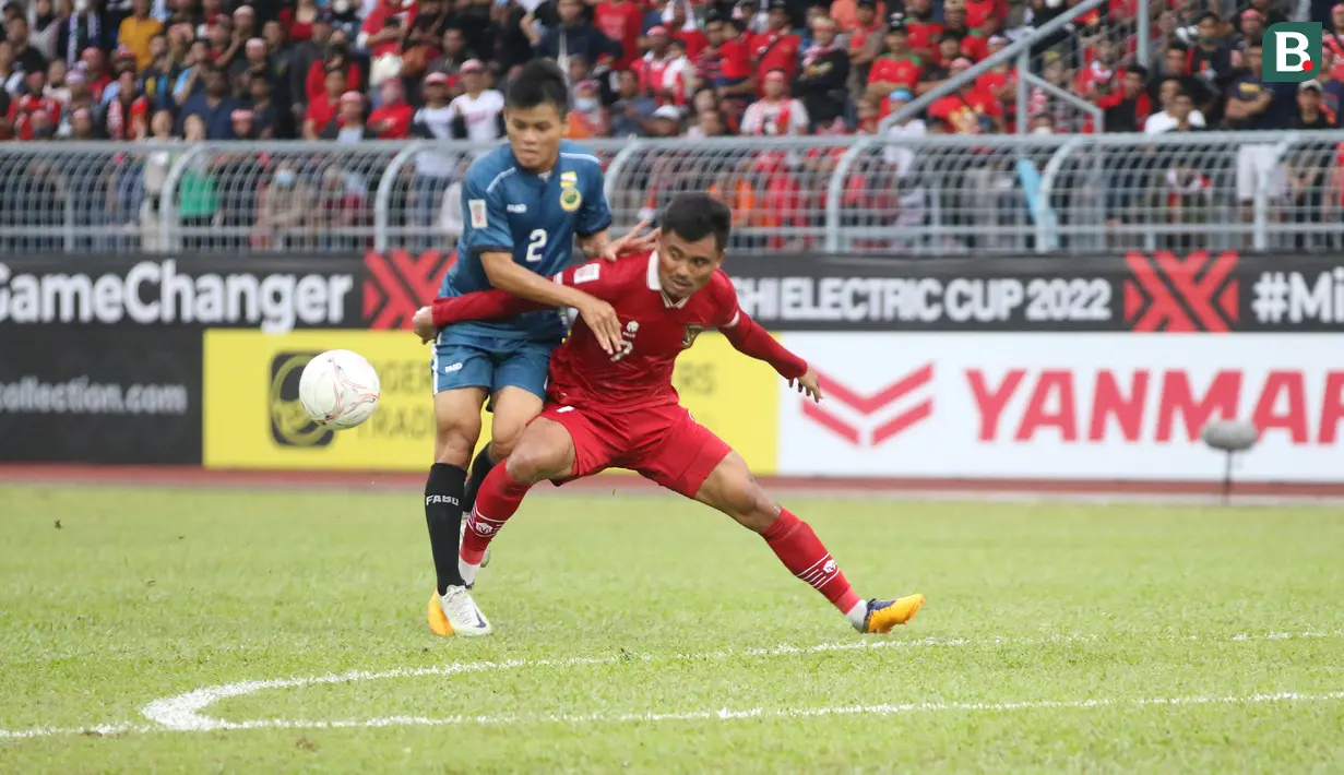 Setelah unggul satu gol, peluang demi peluang kembali didapatkan Saddil Ramdani dkk, namun semua urung berbuah gol. Titik balik baru terjadi saat Brunei Darussalam harus bermain dengan 10 pemain sejak menit ke-38 saat Alinur Jufri diusir wasit setelah terkena akumulasi kartu kuning. (Bola.com/Zulfirdaus Harahap)
