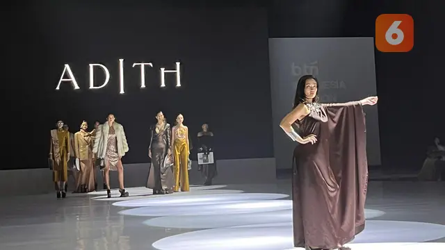 Dua pesohor Tanah Air, Atiqa Hasiolan dan Randy Pangalila tampil sebagai muse di perhelatan Indonesia Fashion Week (IFW) 2025 hari ke-4 di Jakarta International Converence Centre (JICC), Jumat (30/5/2025).