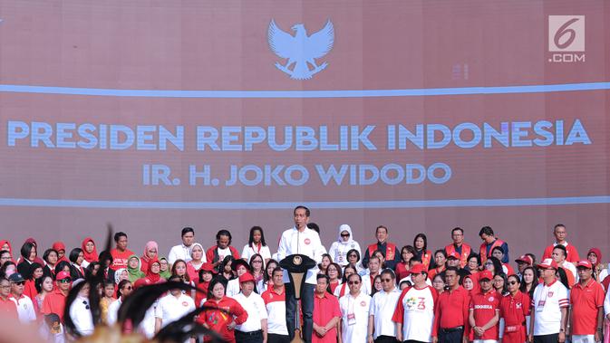 Presiden RI, Joko Widodo (tengah) memberi sambutan jelang bernyanyi bersama peserta Harmoni Indonesia 2018 di Kompleks Gelora Bung Karno, Jakarta, Minggu (5/8). Acara ini bagian perayaan HUT RI ke-73. (Liputan6.com/Helmi Fithriansyah)