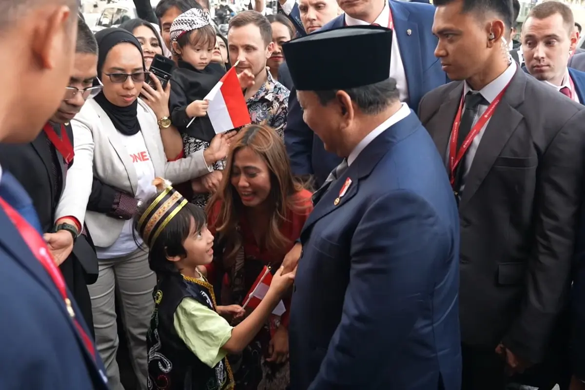 Presiden Prabowo Subianto saat tiba di hotel tempat menginap ketika kunjungan kenegaraannya di St. Petersburg, Rusia, Rabu (18/6/2025).
