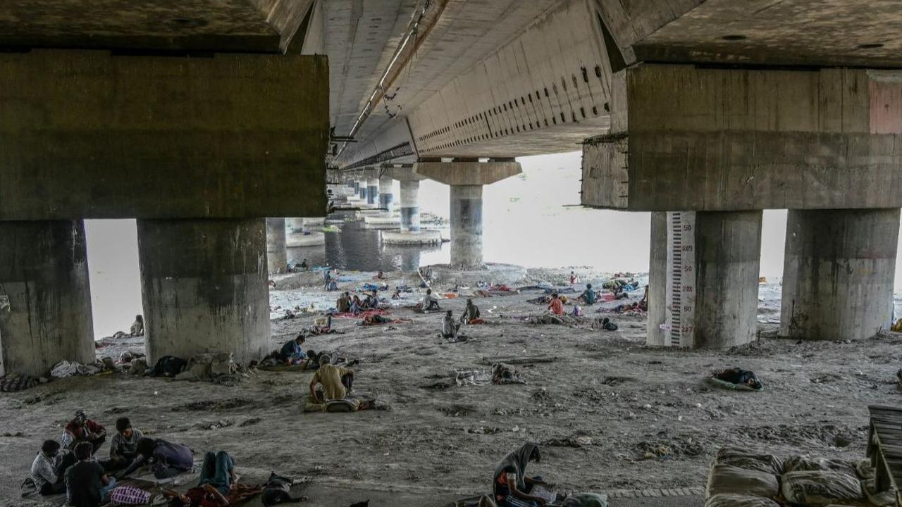Sejumlah warga beristirahat di bawah kolong sebuah jembatan di dekat Sungai Yamuna, ketika gelombang panas melanda, di New Delhi, India, pada 31 Mei 2024. Kenaikan suhu ekstrem saat gelombang panas menghantam India telah merenggut banyak korban jiwa.&nbsp