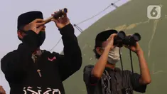Pengurus Masjid Al Musyariin melakukan pemantauan hilal awal Ramadan 1441 Hijriah di Kampung Basmol, Jakarta Barat, Kamis (23/4/2020). Pemantau tersebut untuk menentukan masuknya bulan Ramdan 1441 Hijriah. (Liputan6.com/Angga Yuniar)