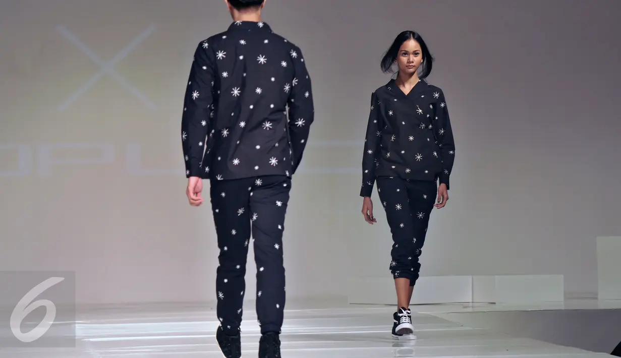Seorang model membawakan busana Populo Batik karya Desainer Bai Soemarlono dan Joseph Lim pada Fashion Show yang di selenggarakan di Senayan City, (3/6). Uniknya perpaduan busana batik dengan kostum yang ada di film star wars. (Liputan6.com/Johan Tallo)