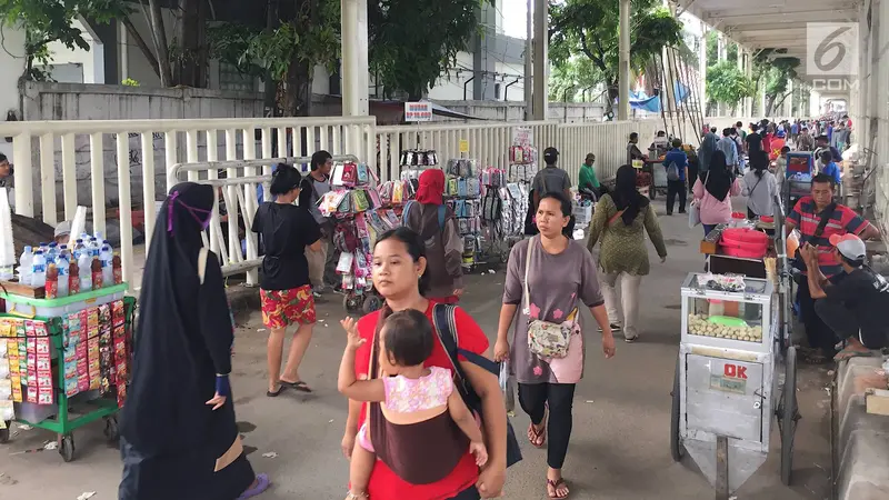 Pembangunan Skybridge Tanah Abang Molor, PKL Kembali Menjamur