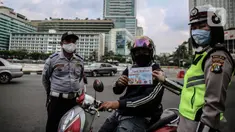Polisi melakukan sosialisasi larangan mudik kepada pengguna jalan di kawasan Bundaran HI, Jakarta, Rabu (6/5/2020). Sosialisasi tersebut dilakukan demi memutus mata rantai penyebaran virus corona COVID-19 dari satu wilayah ke wilayah lain. (Liputan6.com/Faizal Fanani)