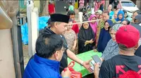 Menjelang Idul Fitri, Erwin Izharuddin membagikan empat ribu sembako  4 ke masyarakat Samarinda, Kalimantan
