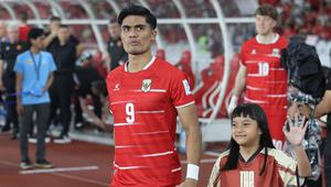 Pemain Timnas Indonesia, Ramadhan Sananta memasuki lapangan dalam laga final FIFA Series 2026 melawan Bulgaria di Stadion Utama Gelora Bung Karno (SUGK), Senayan, Jakarta, Senin (30/03/2026). (Bola.com/M Iqbal Ichsan)