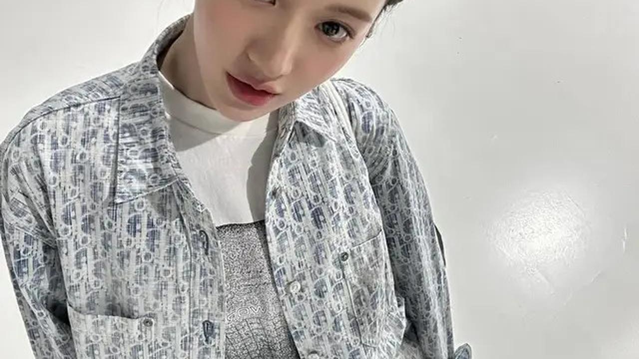 6 Ide Padu Padan Outfit Nongkrong ala Go Yoon Jung, Tampil Kece di Kafe