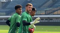 Kiper Persib Bandung, Adam Przybek. (Bola.com/Erwin Snaz)