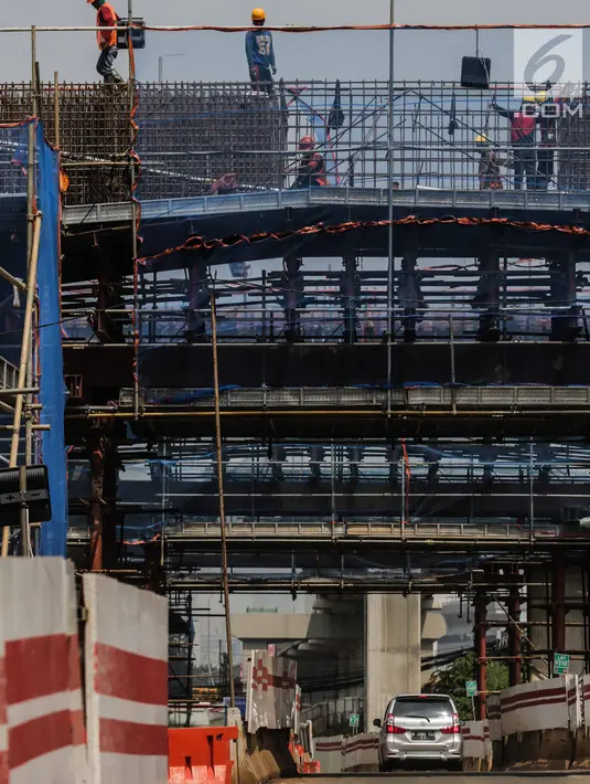 Pekerja menyelesaikan proyek LRT Jabodebek rute Cawang-Dukuh Atas di Cawang, Jakarta, Jumat (8/3). Tantangan di sektor jasa konstruksi pada era Revolusi Industri 4.0, salah satunya adalah SDM yang menguasai sistem IT. (Liputan6.com/Faizal Fanani)