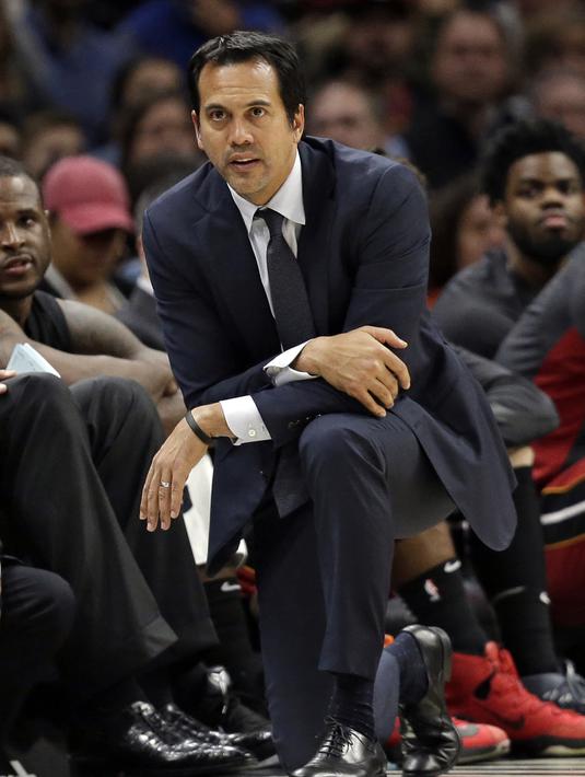 Gaya pelatih Miami Heat, Erik Spoelstra menyaksikan timnya melawan Cleveland Cavaliers pada lanjutan NBA basketball game, di Quicken Loans Arena, Cleveland, (28/11/2017). Cavs menang 108-97. (AP/Tony Dejak)