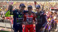 Pebalap Ducati Andrea Dovizioso (tengah) melengserkan Marc Marquez dari puncak klasemen sementara setelah memenangi MotoGP Inggris, Minggu (27/8/2017). (MotoGP)
