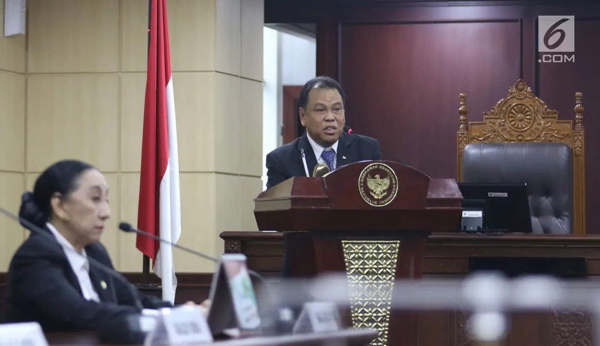 Hakim MK Arief Hidayat (kanan) berpidato saat pemilihan ketua Mahkamah Konstitusi di Jakarta, Senin (2/3). Seluruh hakim konsitusi, kecuali Arief Hidayat, memiliki hak dipilih dan memilih dalam pemungutan suara ini. (Liputan6.com/Angga Yuniar)