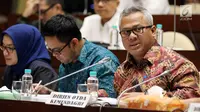 Ketua KPU Arief Budiman (kanan) saat rapat dengar pendapat dengan Komisi II DPR di Jakarta, Selasa (13/3). Hal yang dihahas di antaranya aturan pasangan capres dan regulasi untuk mengantisipasi calon tunggal di Pilpres 2019. (Liputan6.com/JohanTallo)