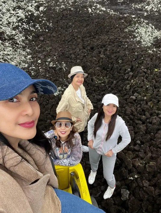 Liburan di Gunung Batur, Bali, Maudy Koesnaedi terlihat memamerkan pose nyentrik ala anak muda. Mulai dari memainkan tangan, hingga pose selfie dengan sudut pengambilan gambar bird eye. (Liputan6.com/IG/@maudykoesnaedy)