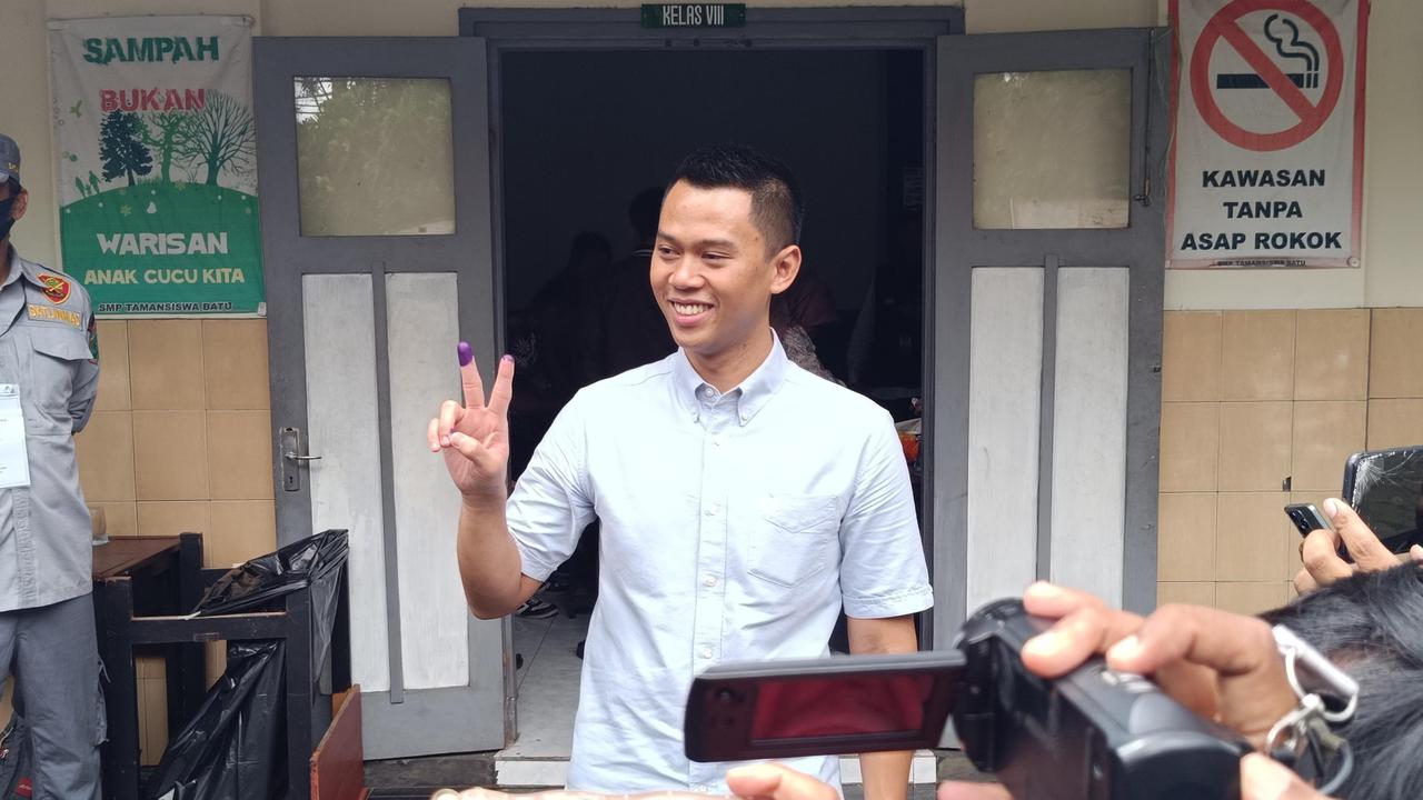 Calon wali kota Batu nomor urut 2 Firhando Gumelar menyalurkan hak pilihnya di Pilkada Kota Batu 2024.