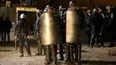 Polisi anti huru hara Prancis berjaga saat pembokaran lahan kumuh yang dijuluki "Jungle" di Calais, Prancis (1/3). Pembakaran ini memunculkan protes bagi ribuan imigran yang tinggal di lokasi tersebut. (REUTERS/Pascal Rossignol