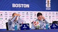 Pelatih Timnas Inggris, Thomas Tuchel (kiri), bersama gelandang Timnas Inggris, Declan Rice, menghadiri konferensi pers di Media Center Boston, Amerika Serikat, Senin (22/6/2026). Keduanya menjawab berbagai pertanyaan media terkait kondisi tim dan persiapan The Three Lions menghadapi lanjutan fase grup Piala Dunia 2026. (KLY Sports/Hery Kurniawan)