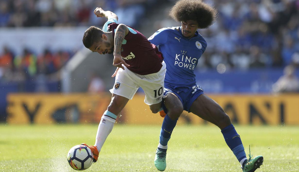 Aksi pemain Leicester City, Hamza Choudhury (kanan) berebut bola dengan pemain West Ham United, Manuel Lanzini pada lanjutan Premier League di King Power Stadium, Leicester, (5/5/2018).  West Ham menang 2-0. (Tim Goode/PA via AP)