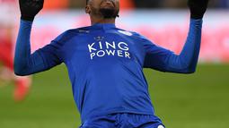 Pemain Leicester City, Kelechi Iheanacho merayakan golnya ke gawang Fleetwood Town pada babak ketiga Piala FA di King Power Stadium, Leicester, (16/1/2018). Leicester City menang 2-0. (AFP/Paul Ellis)