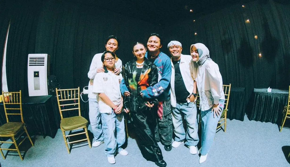 Potret di balik layar keluarga Sule ini penuh kehangatan. Netizen menantikan formasi lengkap keluarga Sule di atas panggung di momen lainnya, salah satunnya ketika tur Perjalanan 10 Tahun Rizky Febian. Seperti diketahui, menandai 10 tahun kariernya bermusik, Rizky Febian gelar tur bertajuk ‘Perjalanan 10 Tahun Rizky Febian’ di beberapa kota seperti Bandung hingga Yogyakarta. (Liputan6.com/IG/@putridelinaa)