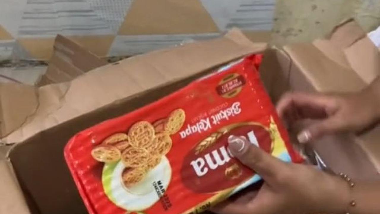 Tak hanya itu, di dalam kardus ini juga terdapat beberapa jenis cemilan untuk anaknya.