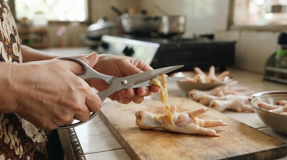 Cara Mengupas Kulit Ceker Ayam