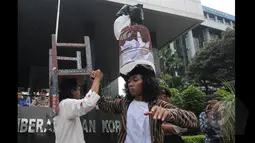   Dua seniman Komunitas kesenian gerbong bawah tanah saat melakukan aksi  teatrikal  Cicak VS Buaya di depan Gedung Komisi Pemberantasan Korupsi (KPK), Jakarta, Senin (26/1/2014). (Liputan6.com/Herman Zakharia)