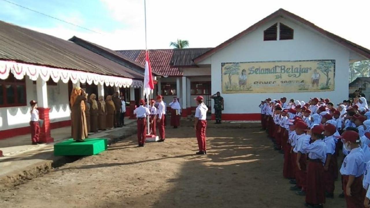 TNI Sigap Bersihkan SDN Tapsel Pasca Bencana, Aktivitas Belajar Kembali Normal