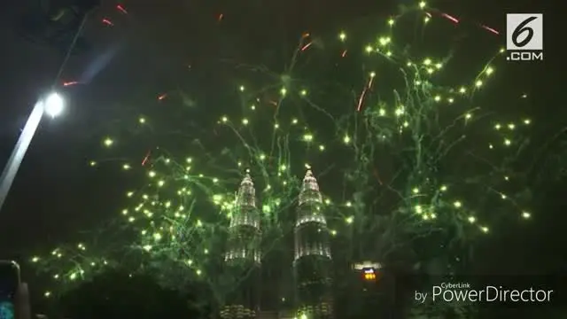 Warga Kuala Lumpur gelar perayaan tahun baru di Menara Petronas. Setelah waktu menunjukkan berganti tahun, hujan kembang api hadir selama beberapa saat.