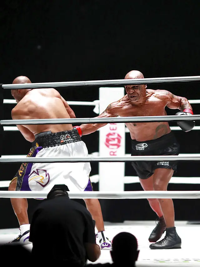 FOTO: Duel Mike Tyson Vs Roy Jones Jr Berakhir Tanpa Pemenang