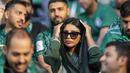 Fans wanita Arab Saudi merapikan rambutnya saat menunggu dimulainya pertandingan grup C Piala Dunia antara Polandia dan Arab Saudi, di Education City Stadium di Al Rayyan, Qatar, Sabtu, 26 November 2022. (AP Photo/Darko Vojinovic)