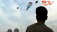 Layang-layang selalu menjadi hiburan menarik saat liburan. Di Lapangan Monas, Jakarta, digelar Festival Layang-layang memperebutkan piala bergilir Wagub DKI Jakarta. 