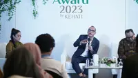 Direktur Eksekutif Yayasan KEHATI Riki Frindos dan Perwakilan Juri Agus Salim membaca nama pemenang ESG Award 2023 By KEHATI. (Liputan6.com/ ist)