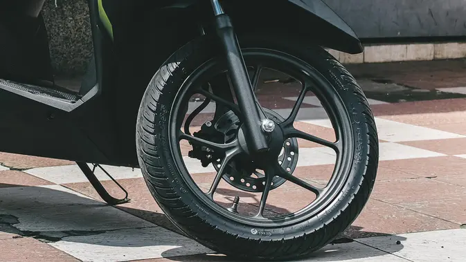 Jangan Sepelekan Ban Belakang Motor Goyang, Risikonya Serius