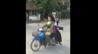 Emak-emak naik motor dengan tatanan rambut ala ibu pejabat ini mengalahkan jambul khatulistiwa milik Syahrini. (Instagram @dewahoya)
