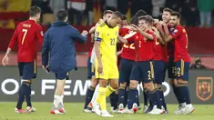 Pemain Swedia Robin Ouaison berjalan pergi saat para pemain Spanyol merayakan kemenangan pada akhir pertandingan kualifikasi Grup B Piala Dunia 2022 di Stadion La Cartuja, Seville, Spanyol, 14 November 2021. Spanyol menang 1-0. (AP Photo/Angel Fernandez)