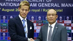 Gelandang Jepang Keisuke Honda (kiri) berpose dengan presiden federasi sepak bola Kamboja Sao Sokha selama konferensi pers di Phnom Penh (12/8). Eks gelandang AC Milan ini resmi menjadi pelatih kepala Timnas Kamboja. (AFP Photo)